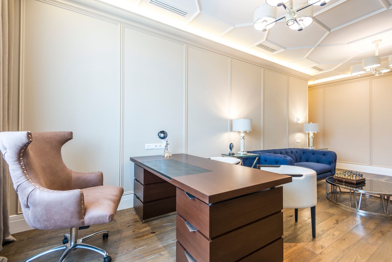 Bureau professionnel aménagé avec mobilier contemporain, vue 1.