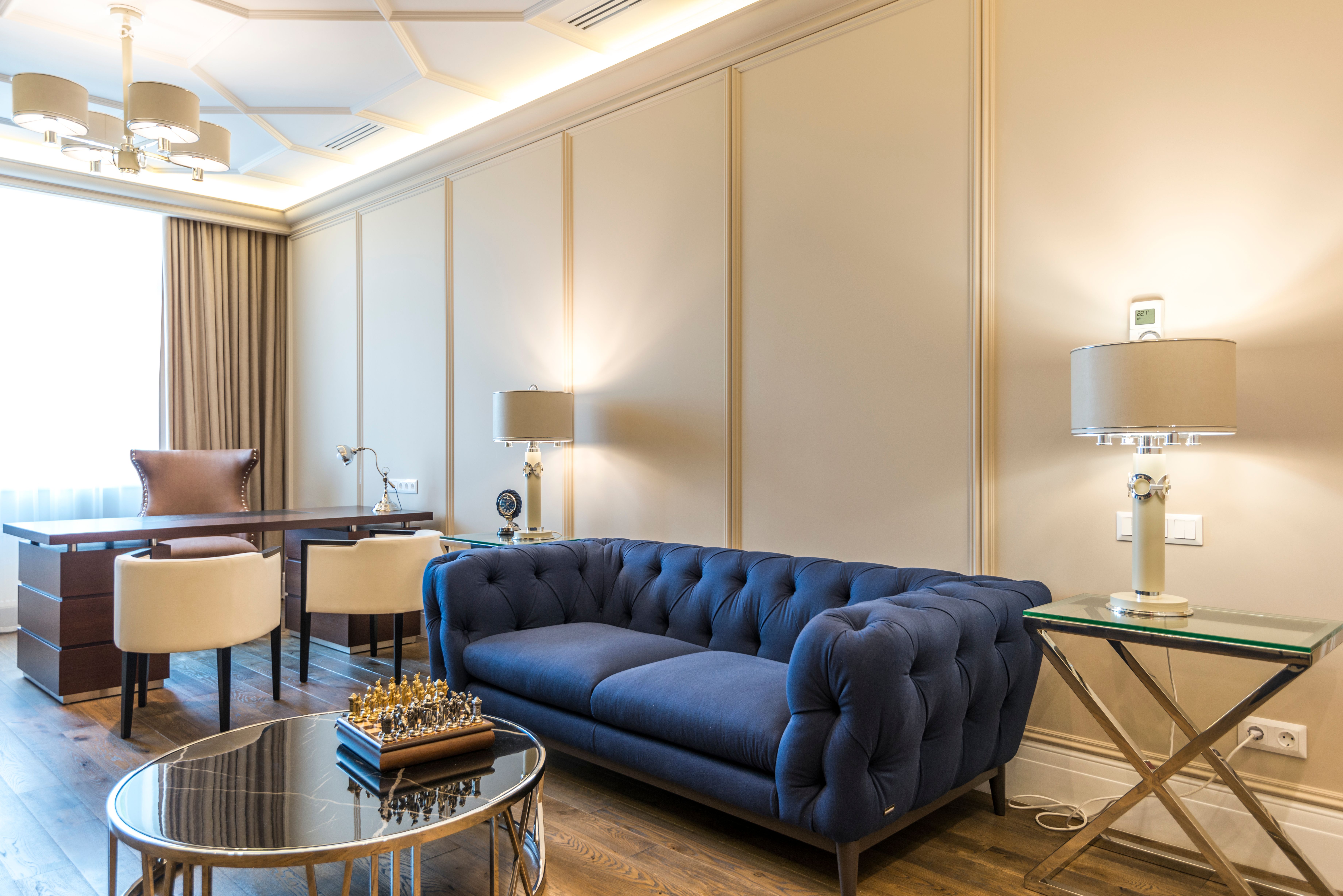 Bureau professionnel aménagé avec mobilier contemporain, vue 3.