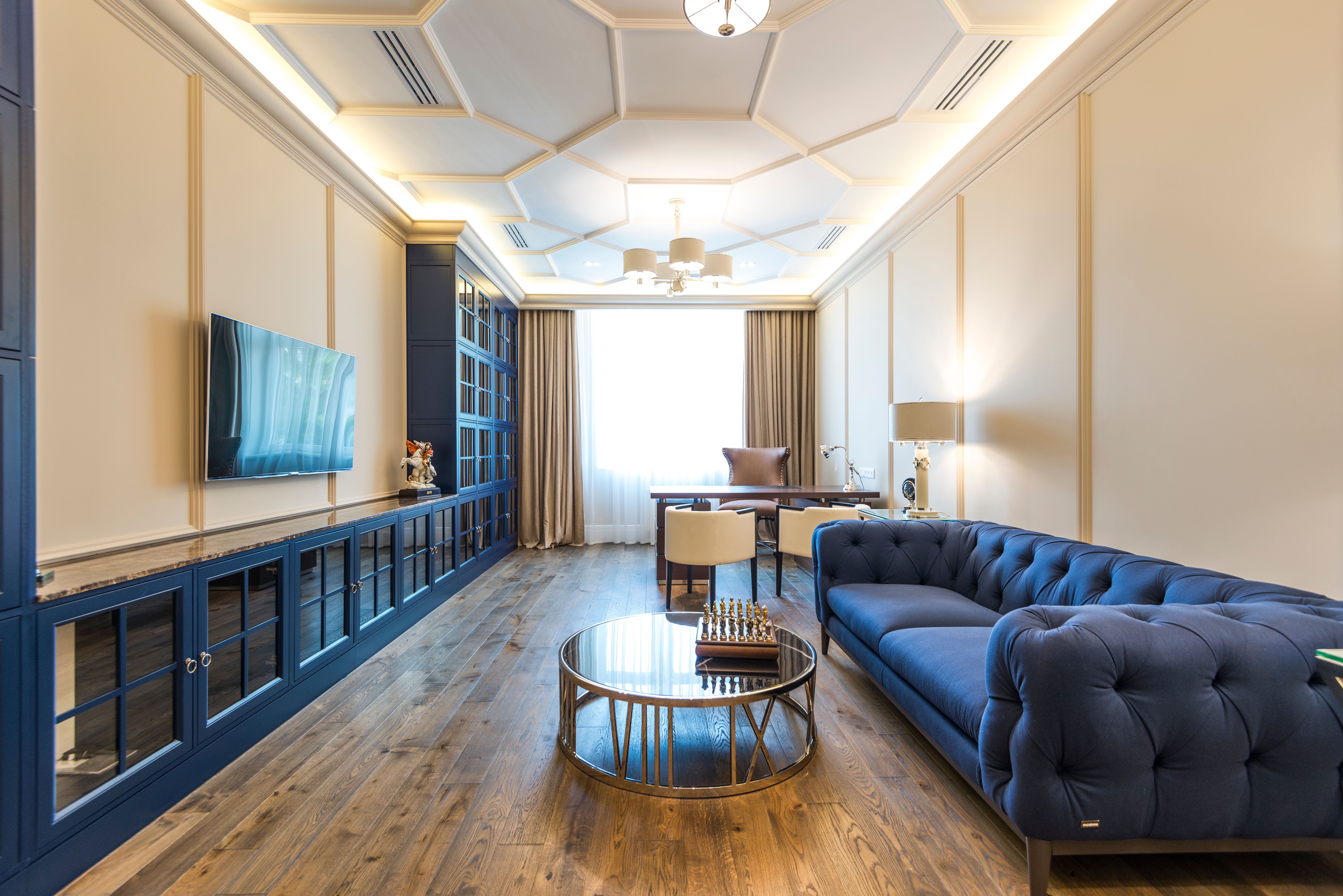 Bureau professionnel aménagé avec mobilier contemporain, vue 4.