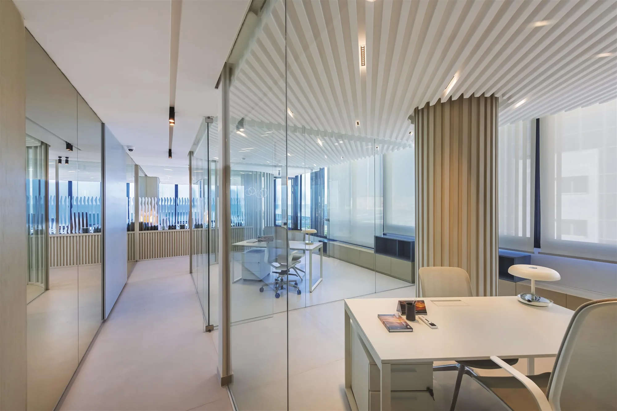 Espace de travail contemporain avec zones professionnelles aménagées, vue 3.