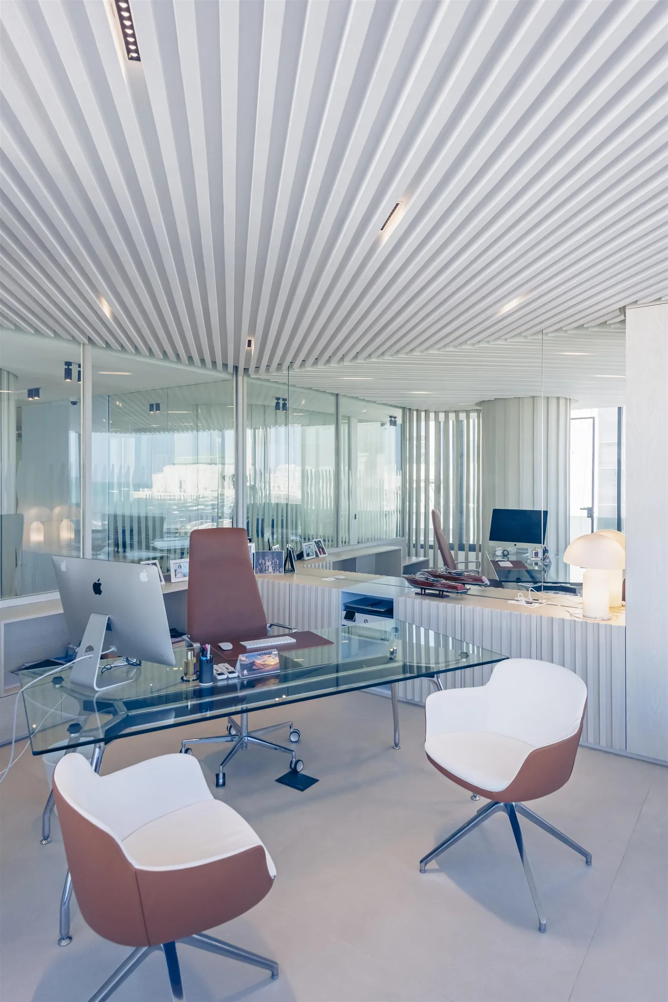 Espace de travail contemporain avec zones professionnelles aménagées, vue 4.