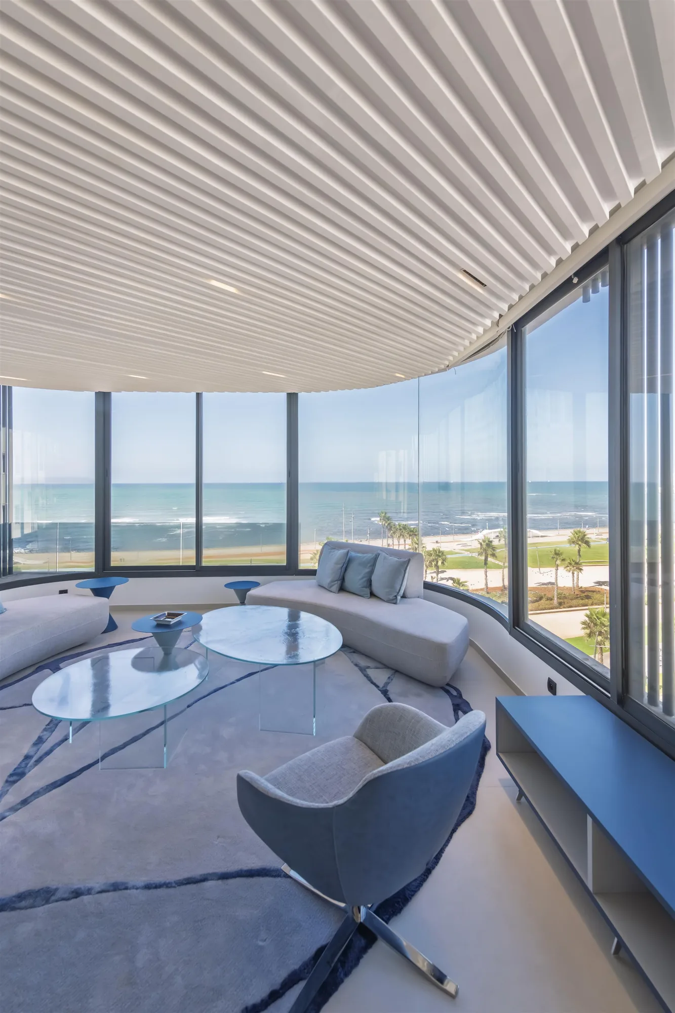 Espace de travail contemporain avec zones professionnelles aménagées, vue 6.