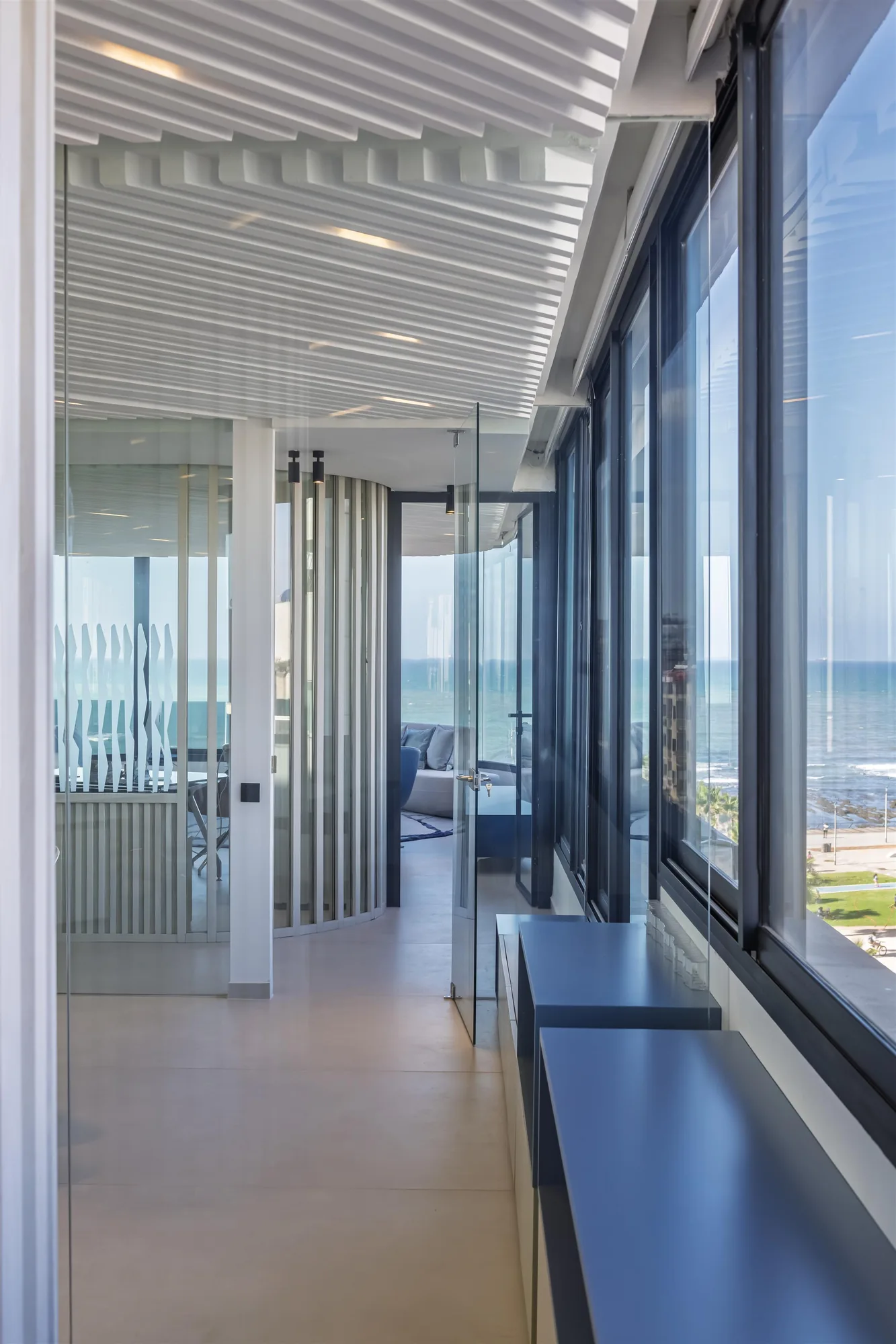 Espace de travail contemporain avec zones professionnelles aménagées, vue 8.