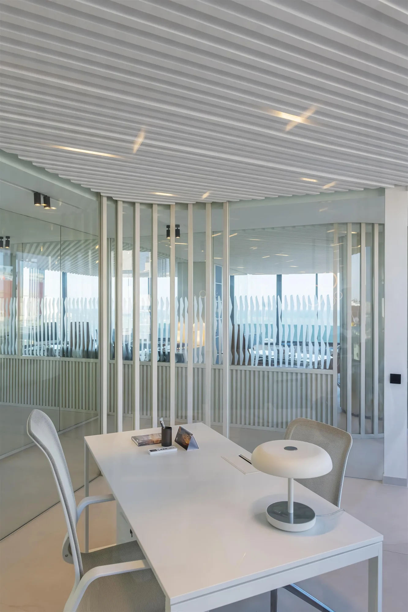 Espace de travail contemporain avec zones professionnelles aménagées, vue 9.