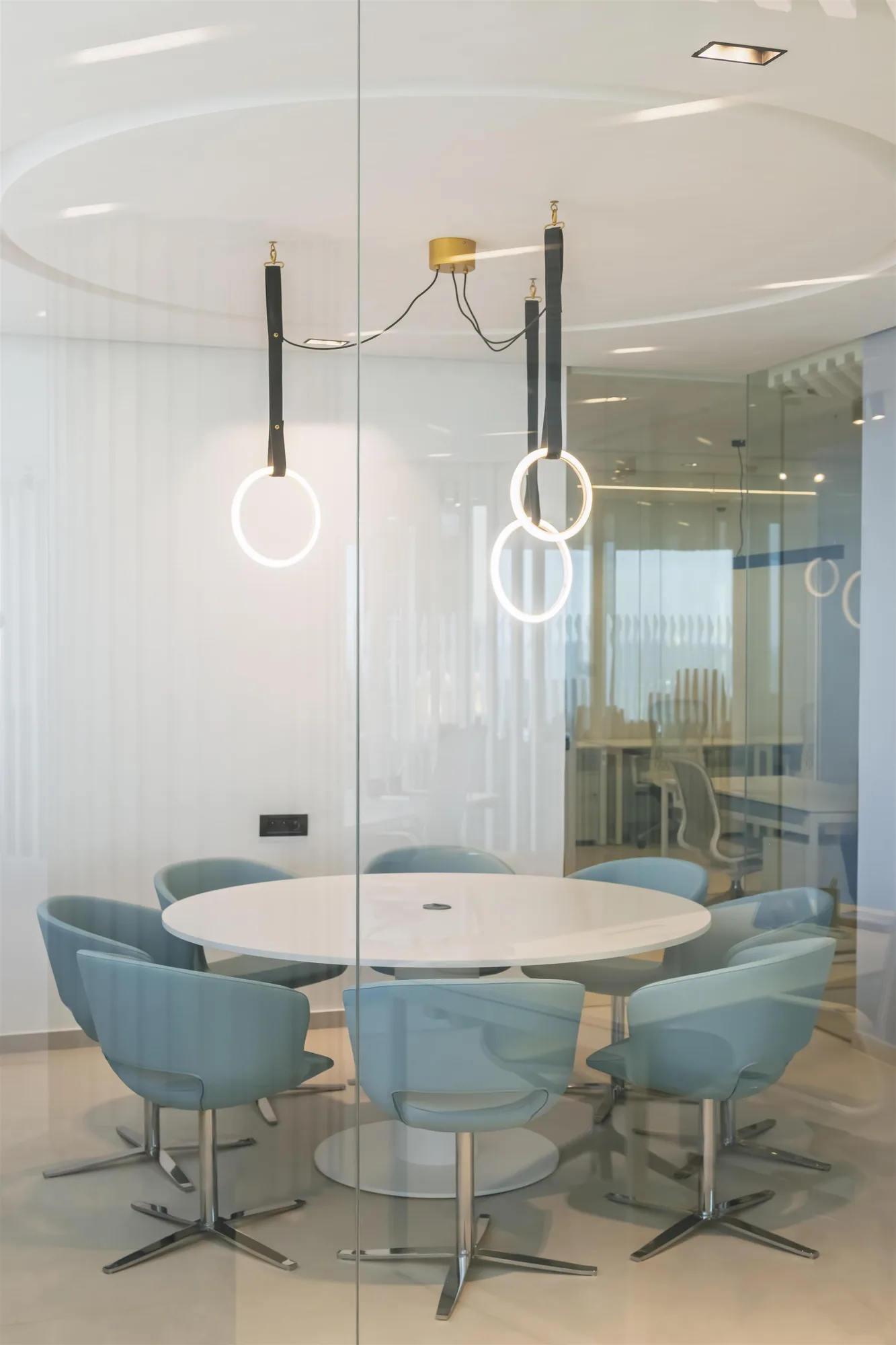 Espace de travail contemporain avec zones professionnelles aménagées, vue 10.