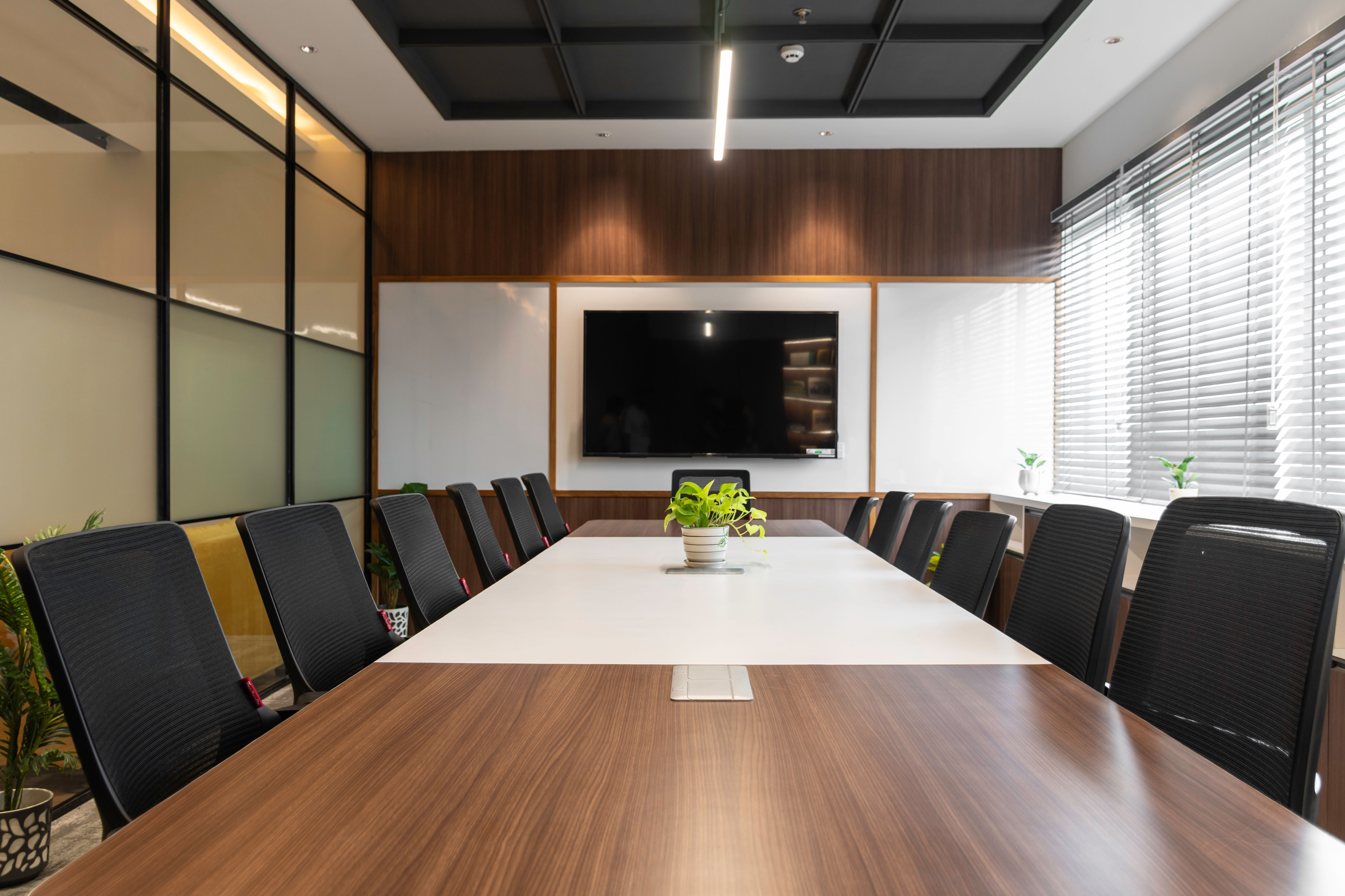 Bureau contemporain avec agencement professionnel et finitions sobres, vue 5.