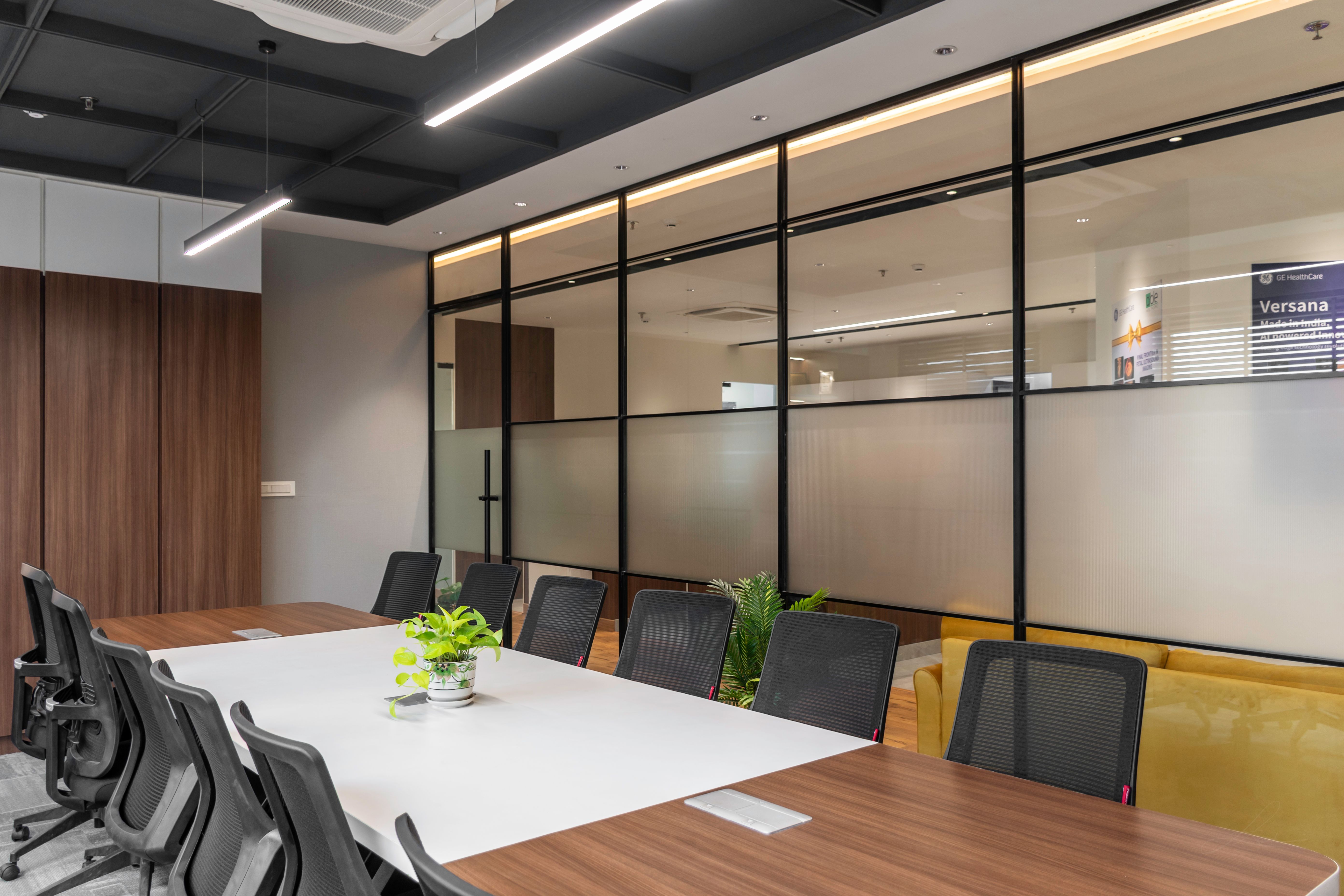 Bureau contemporain avec agencement professionnel et finitions sobres, vue 6.
