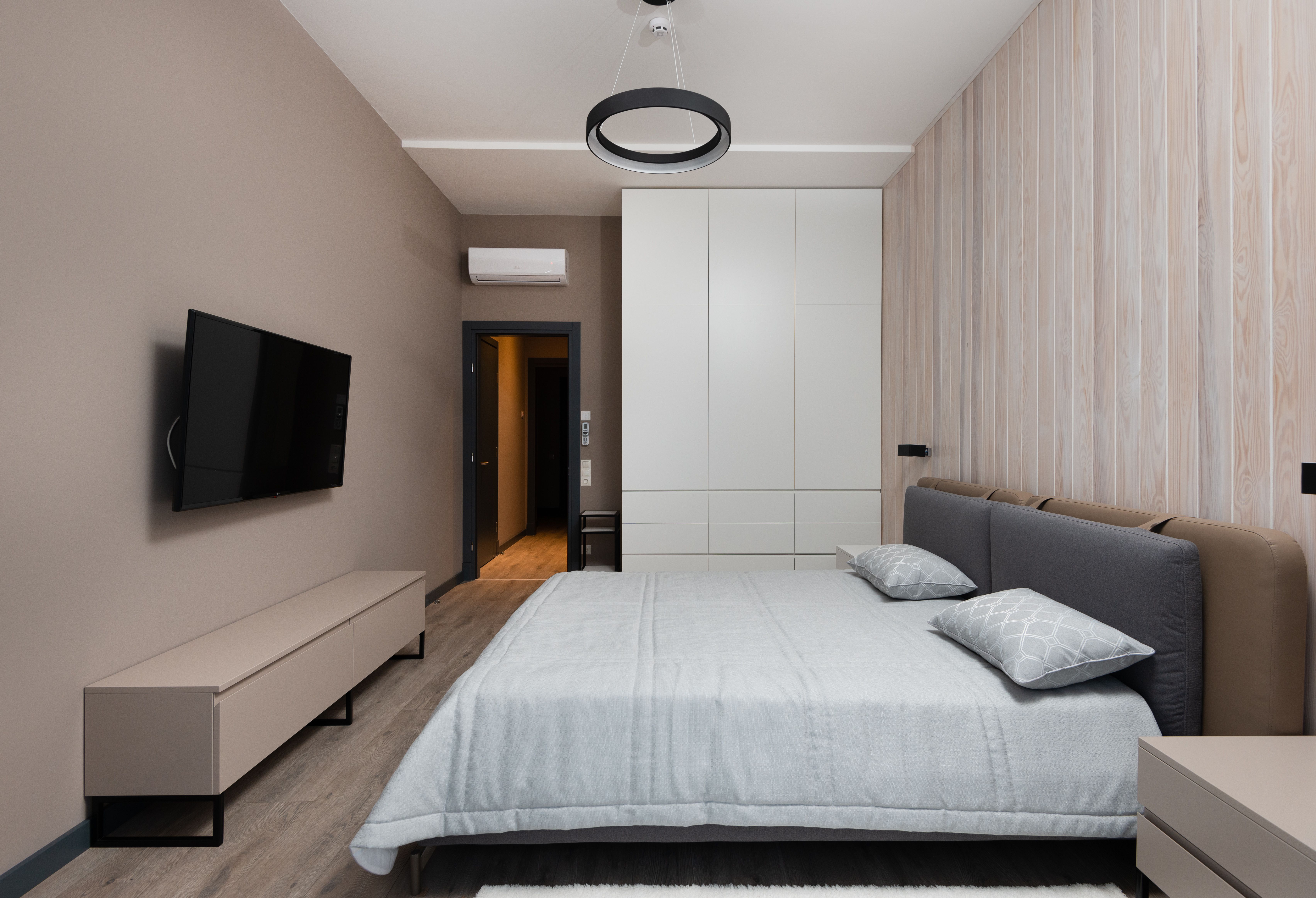 Suite de nuit élégante avec mobilier intégré, vue 3.