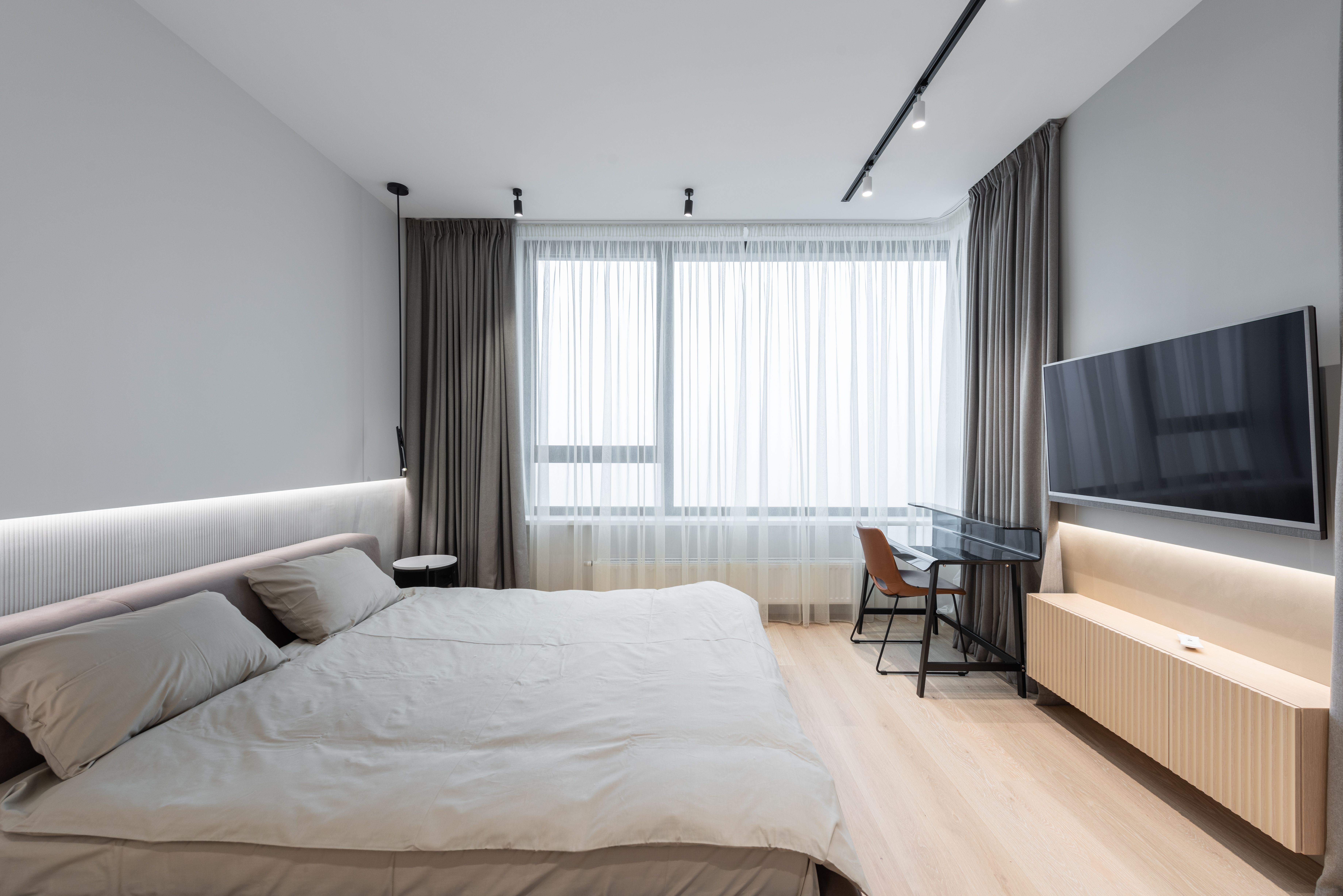 Suite de nuit élégante avec mobilier intégré, vue 5.