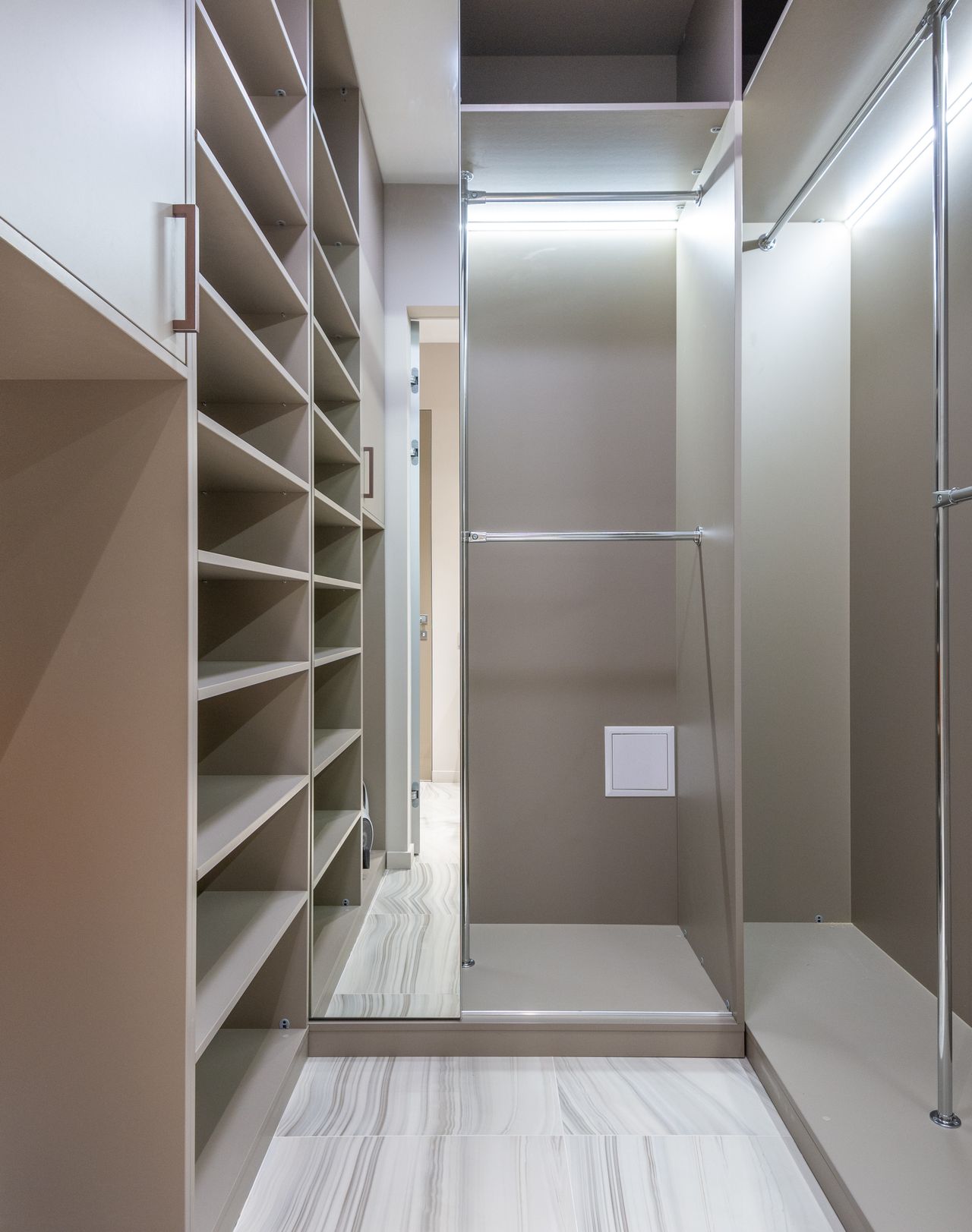 Chambre contemporaine aux tons calmes et détails sur mesure, vue 2.