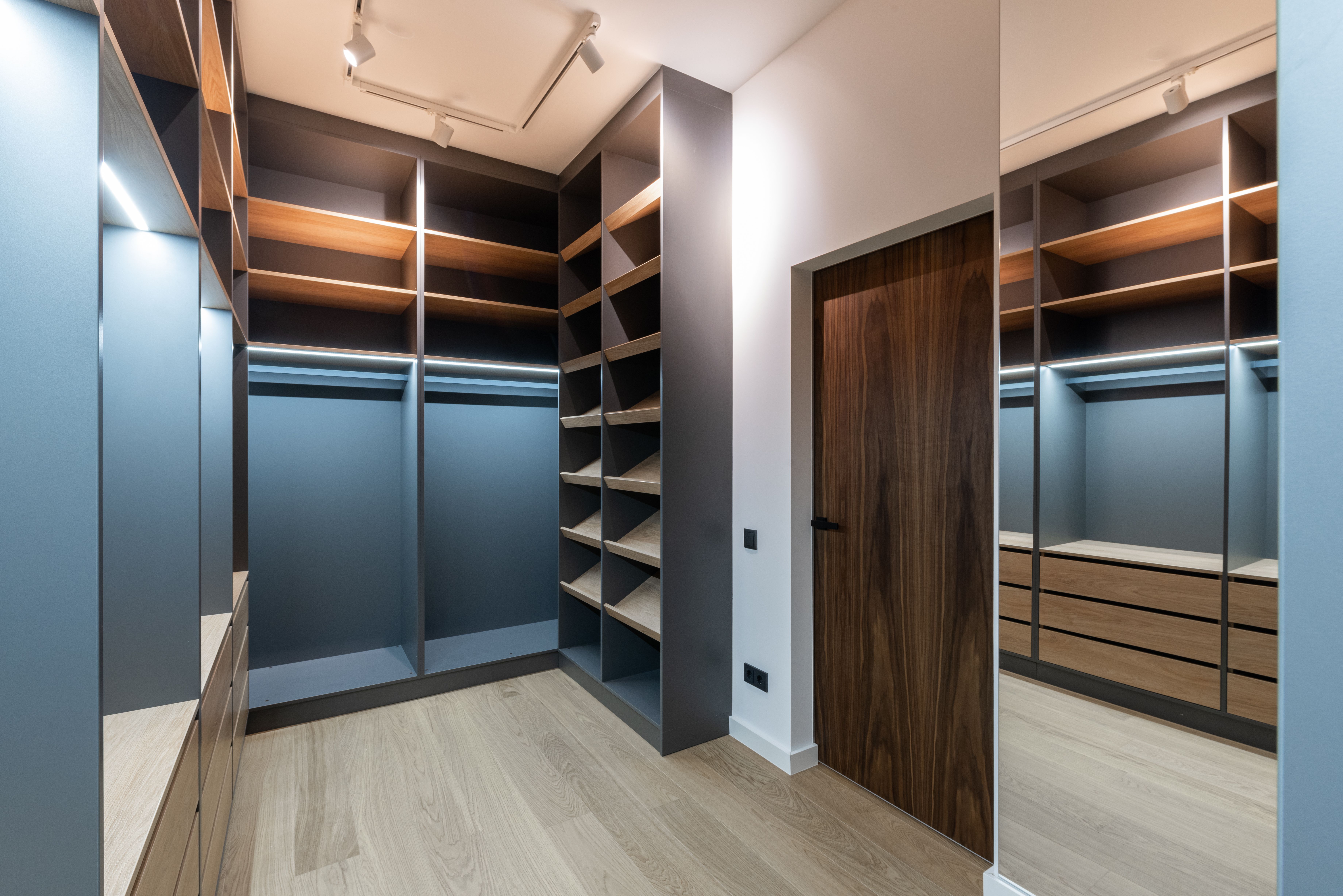 Chambre contemporaine aux tons calmes et détails sur mesure, vue 4.