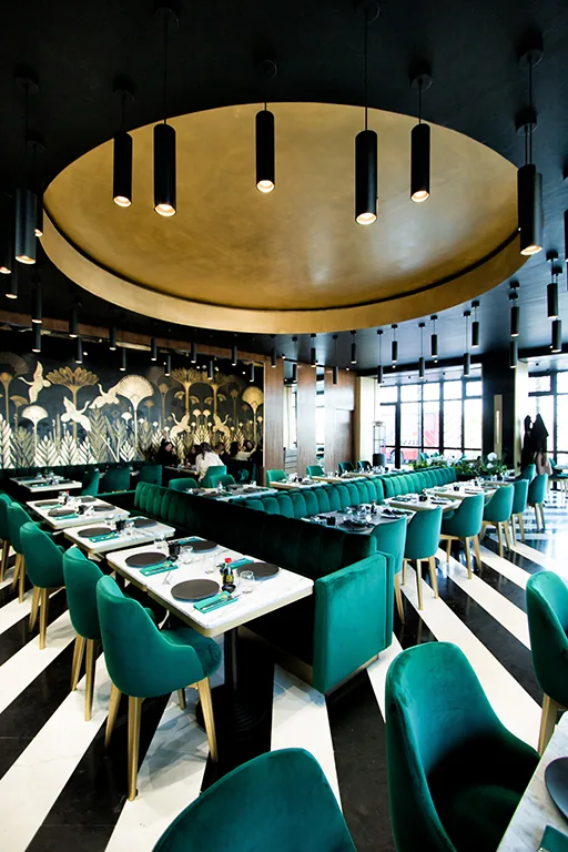 Restaurant contemporain avec ambiance intérieure travaillée, vue 2.