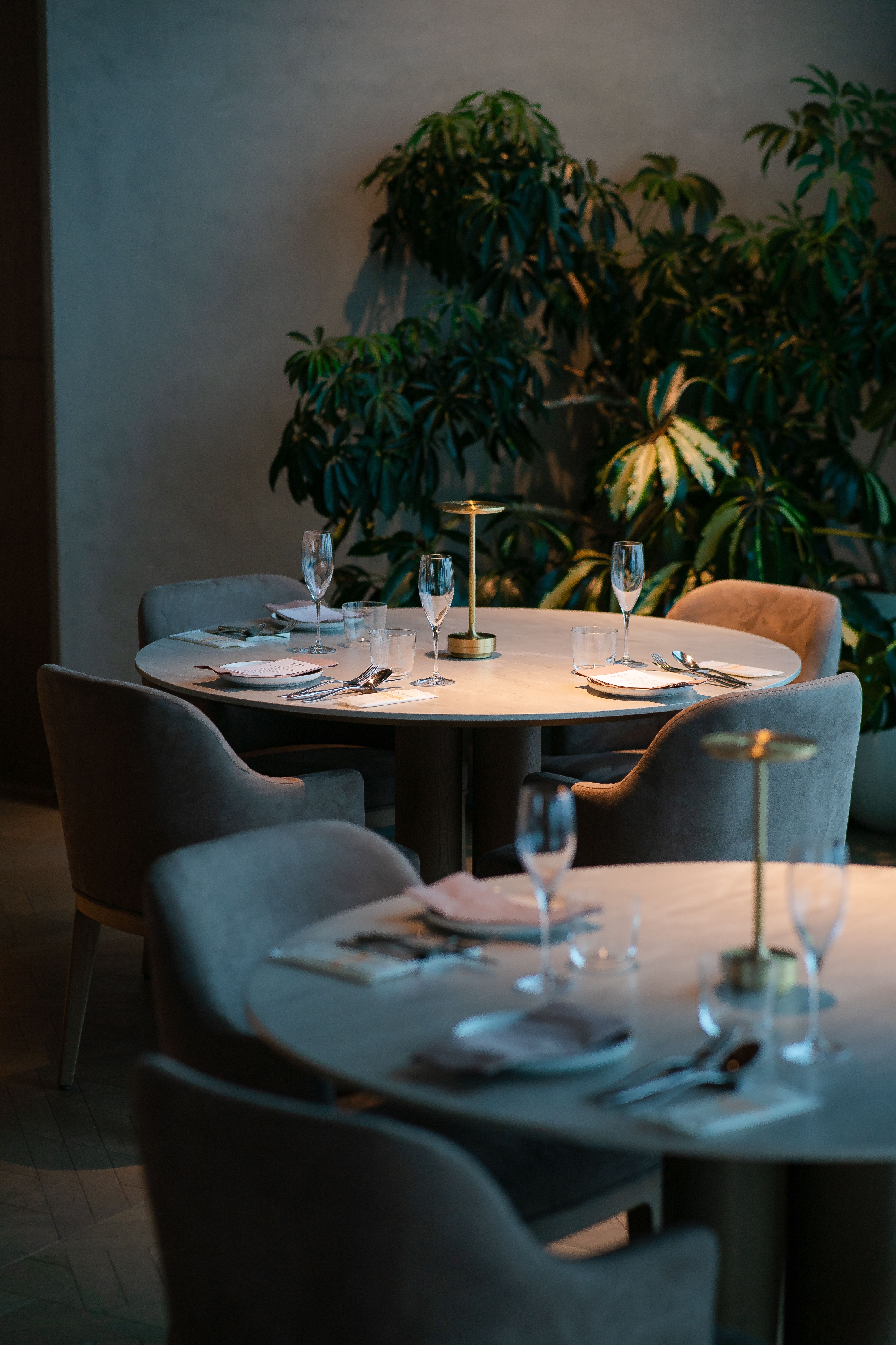 Restaurant élégant avec mobilier et éclairage décoratif, vue 2.