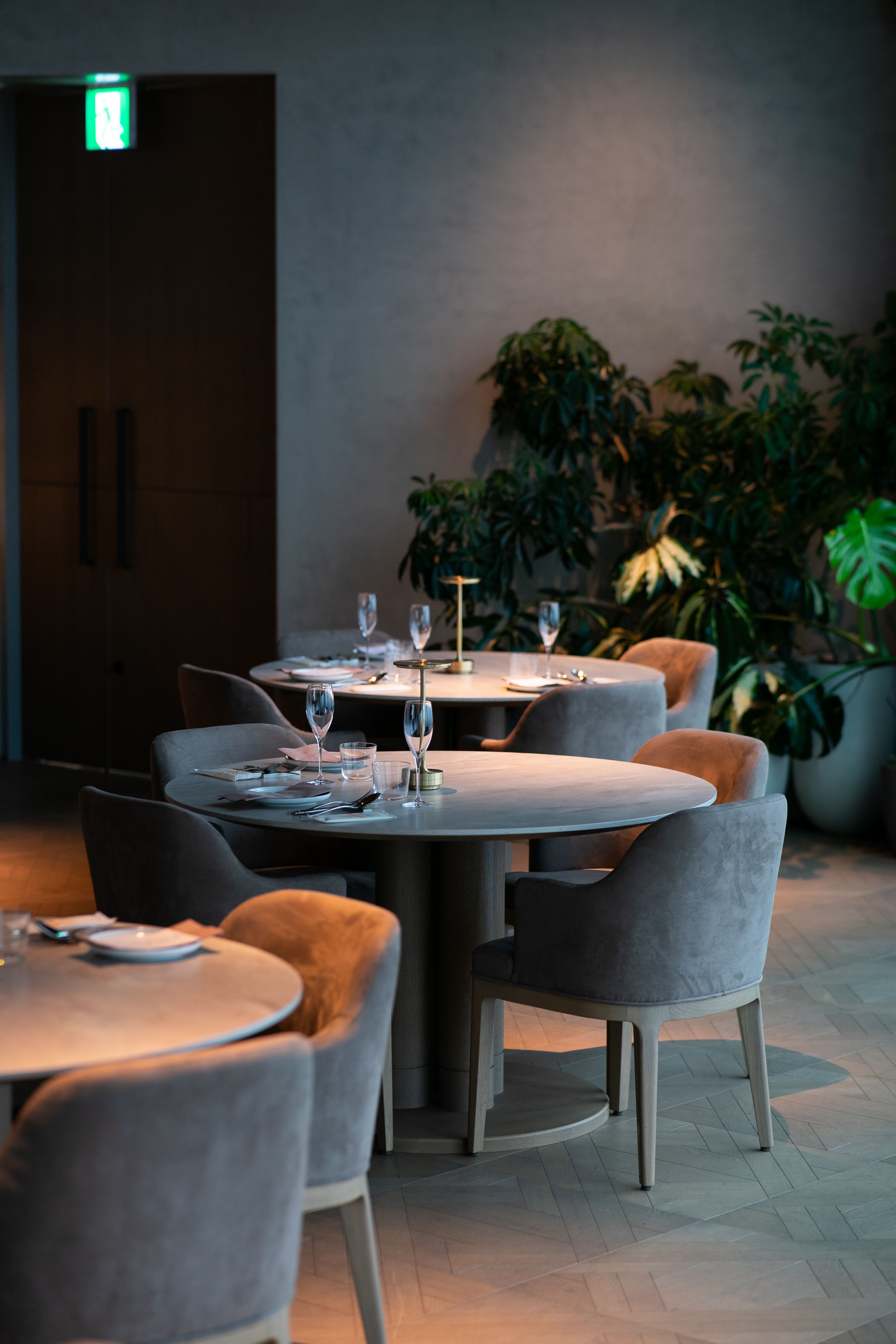 Restaurant élégant avec mobilier et éclairage décoratif, vue 4.