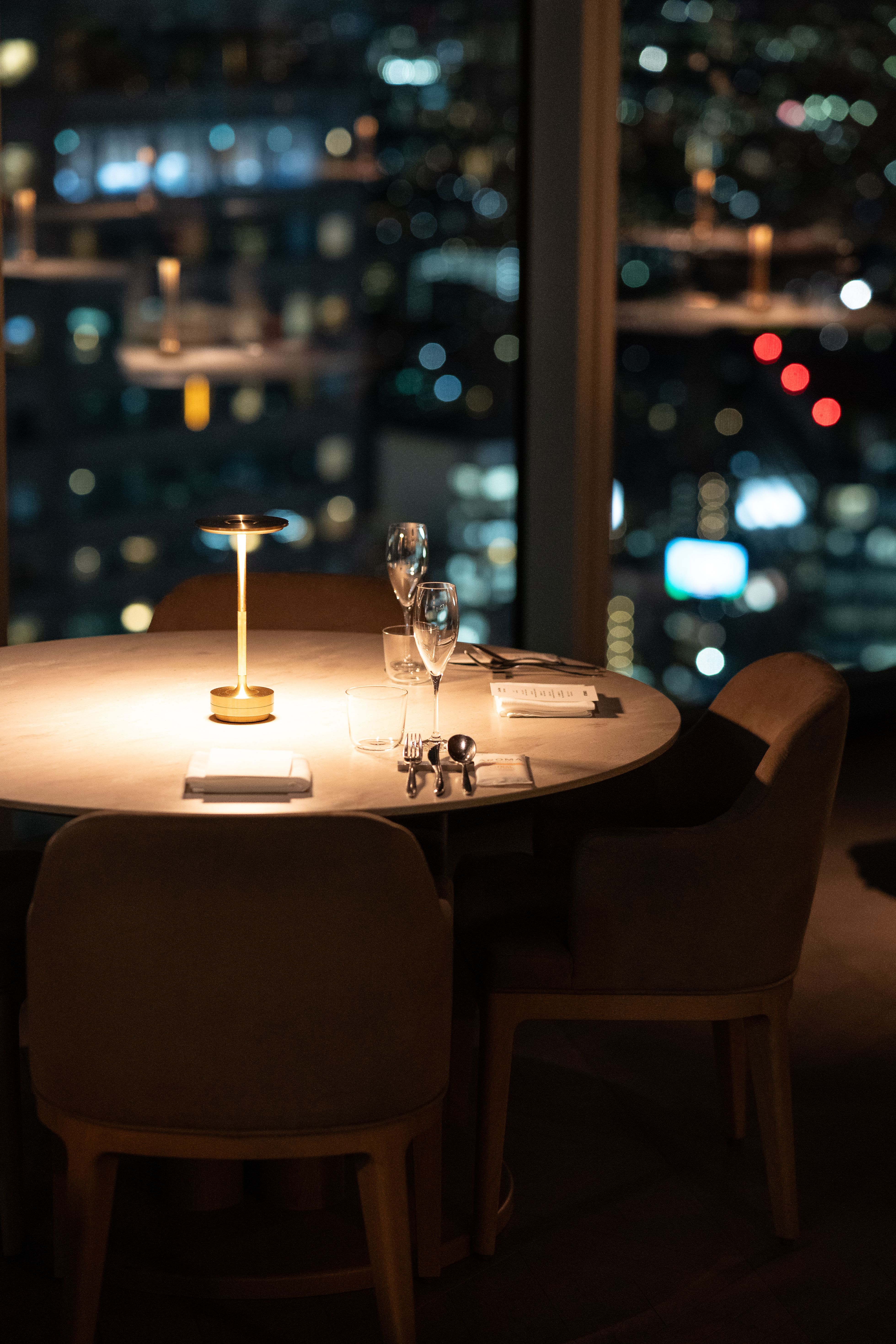 Restaurant élégant avec mobilier et éclairage décoratif, vue 5.