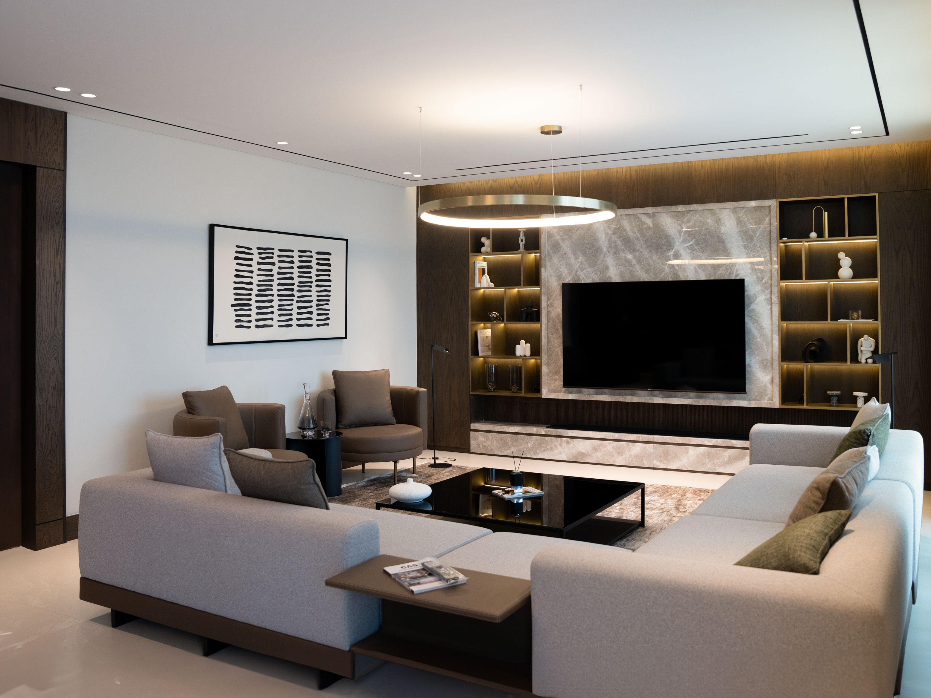 Salon élégant avec mobilier contemporain et détails décoratifs, vue 2.