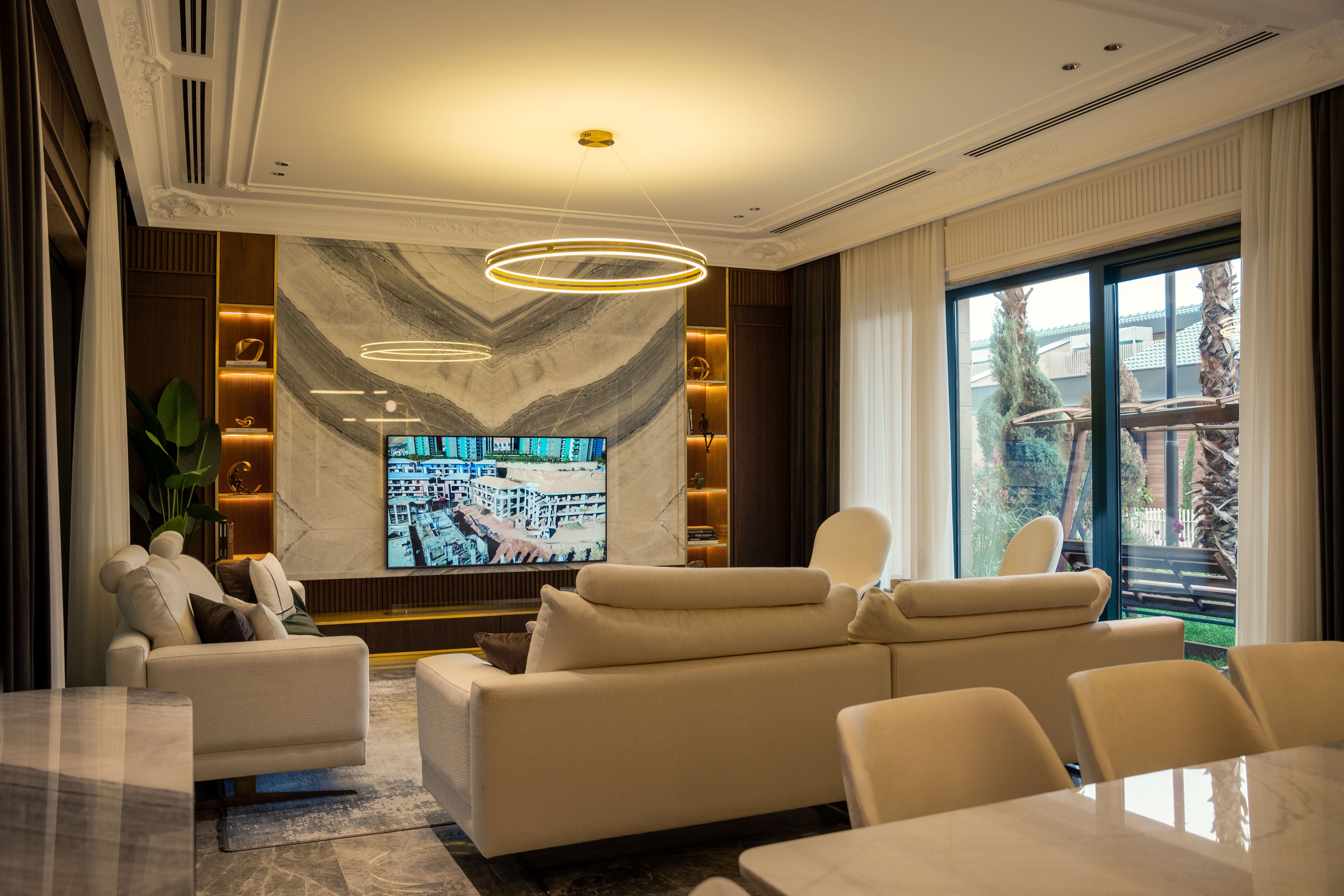 Salon élégant avec mobilier contemporain et détails décoratifs, vue 4.
