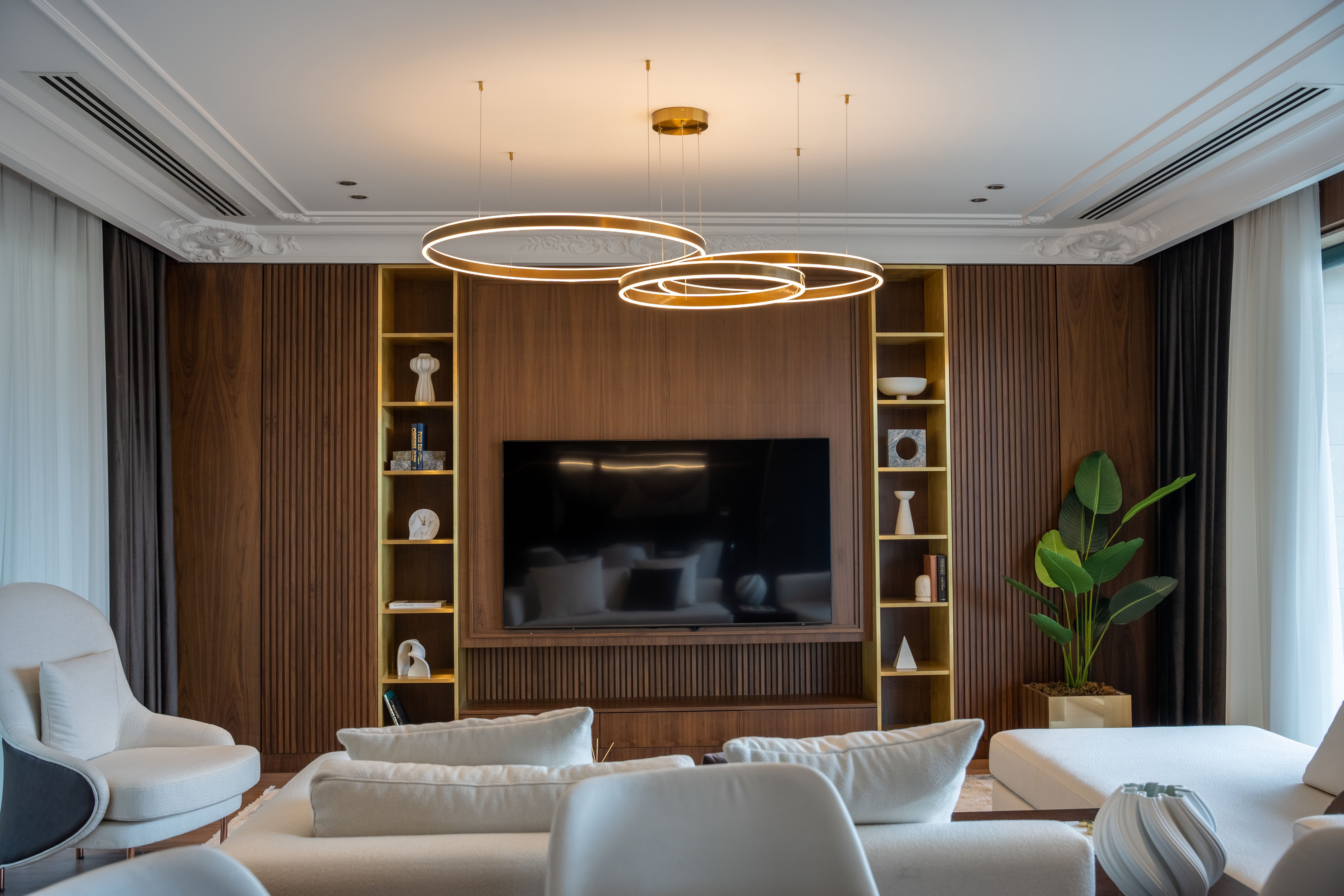 Salon élégant avec mobilier contemporain et détails décoratifs, vue 6.